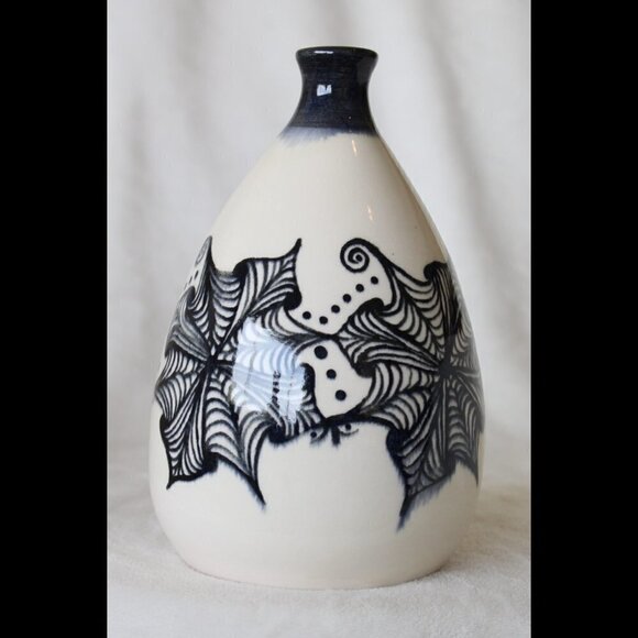 Porcelain ceramic decorative Bottle hand painted black zentangle flowers signed - Picture 4 of 8